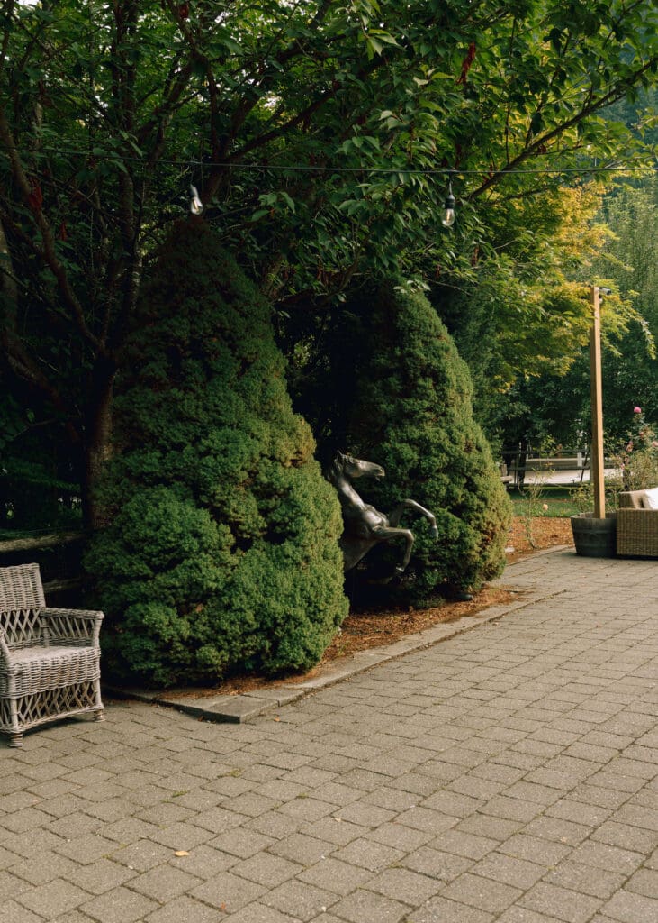 iron horse statue in outdoor patio at washington wedding venue 