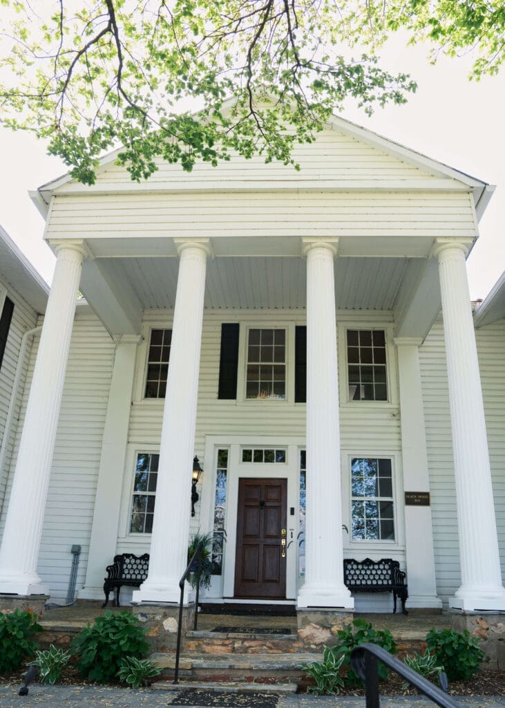 white manor wedding venue in Virginia with columns 