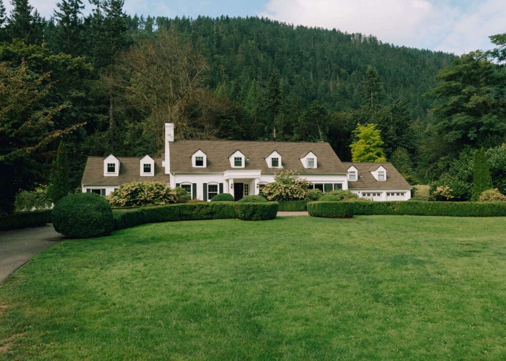 outside of historic wedding venue with green grass by Seattle wedding planners